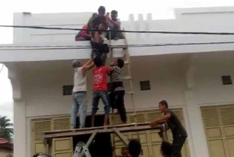 foto saat korban di evakuasi warga