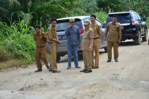 Pastikan Kwalitas Pekerjaan, Bupati Mateng Pantau Pembangunan Kantor Bupati Mateng Dan Pengecoran Jalan Poros Tumbu
