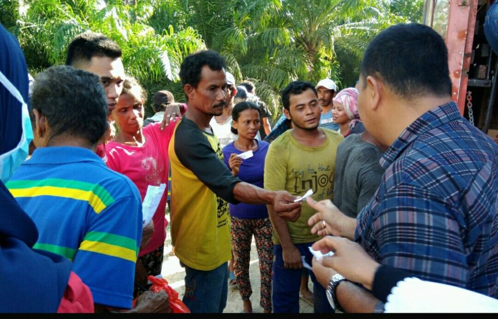 Kurang Satu Jam, Ratusan Paket Sembako Murah Habis Diserbu Suku Terasing