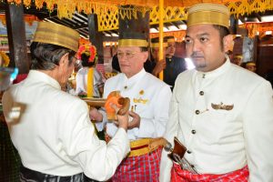 H. Aras Tammauni Dikukuhkan Sebagai Pue Ballung