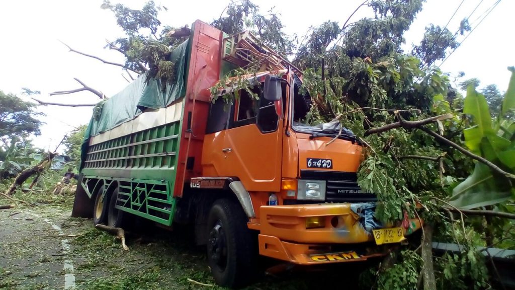 Rem Blong, Mobil Truck Puso Hantam Pohon