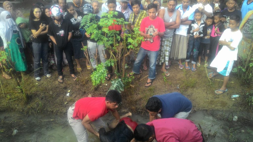 Tragis…..Tabrak Mobil Parkir, Pria Malang Ini Ditemukan Tak Bernyawa Dalam Parit