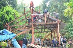 Pemkab Mateng Bantu Pembangunan Rumah Nenek Saina