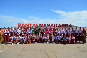 Korem Dan Polda Sulbar Merah Putihkan Anjungan Pantai Manakarra