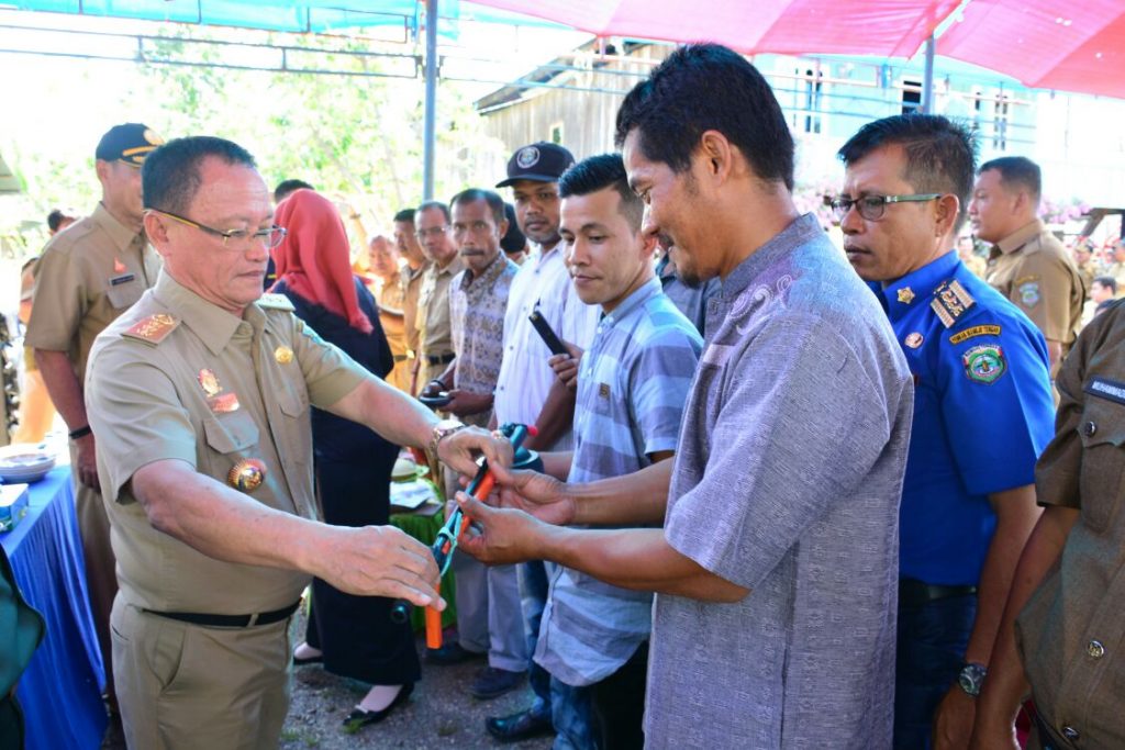 Wujudkan Pertanian Yang Tangguh, Distanak Mateng Serahkan Alsintan Kepada Kelompok Tani