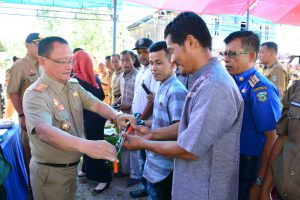 Wujudkan Pertanian Yang Tangguh, Distanak Mateng Serahkan Alsintan Kepada Kelompok Tani