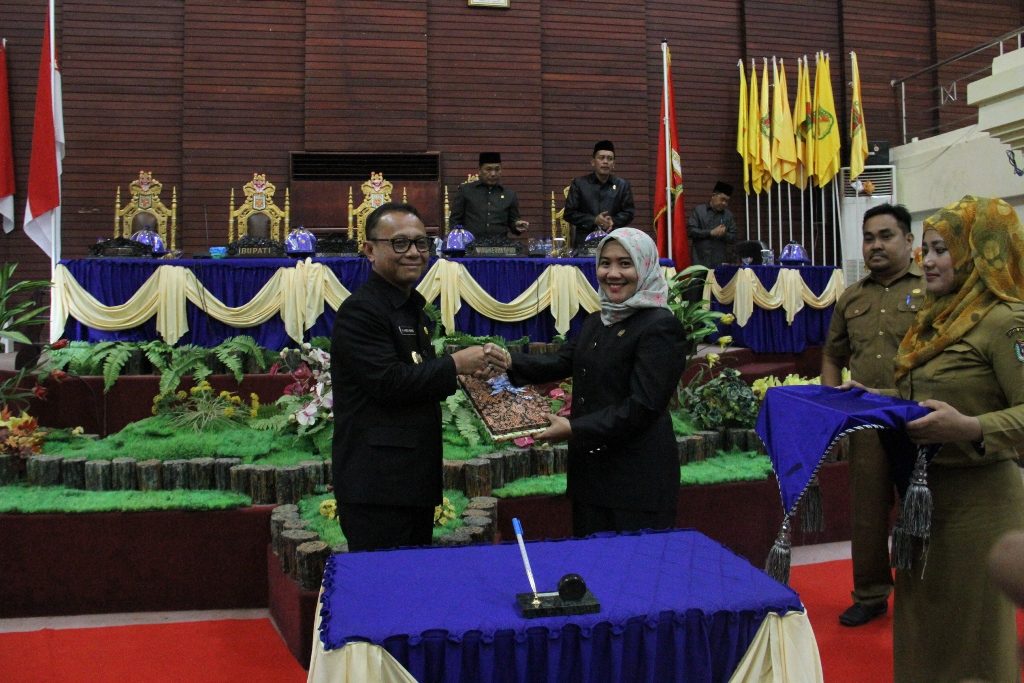 Bupati Mamuju Serahkan Dokumen KUA-PPAS APBD-P 2017 Ke DPRD
