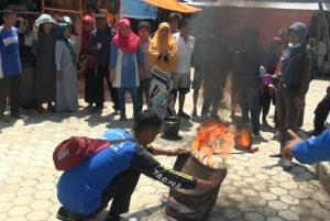 Berikan Pemahaman Penanggulangan Kebakaran Kepada Warga, Damkar Matra Gelar Simulasi Pemadam Kebakaran