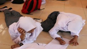 Miris…..!!!!!! Siswa Sekolah Favorit Di Matra Belajar Melantai  