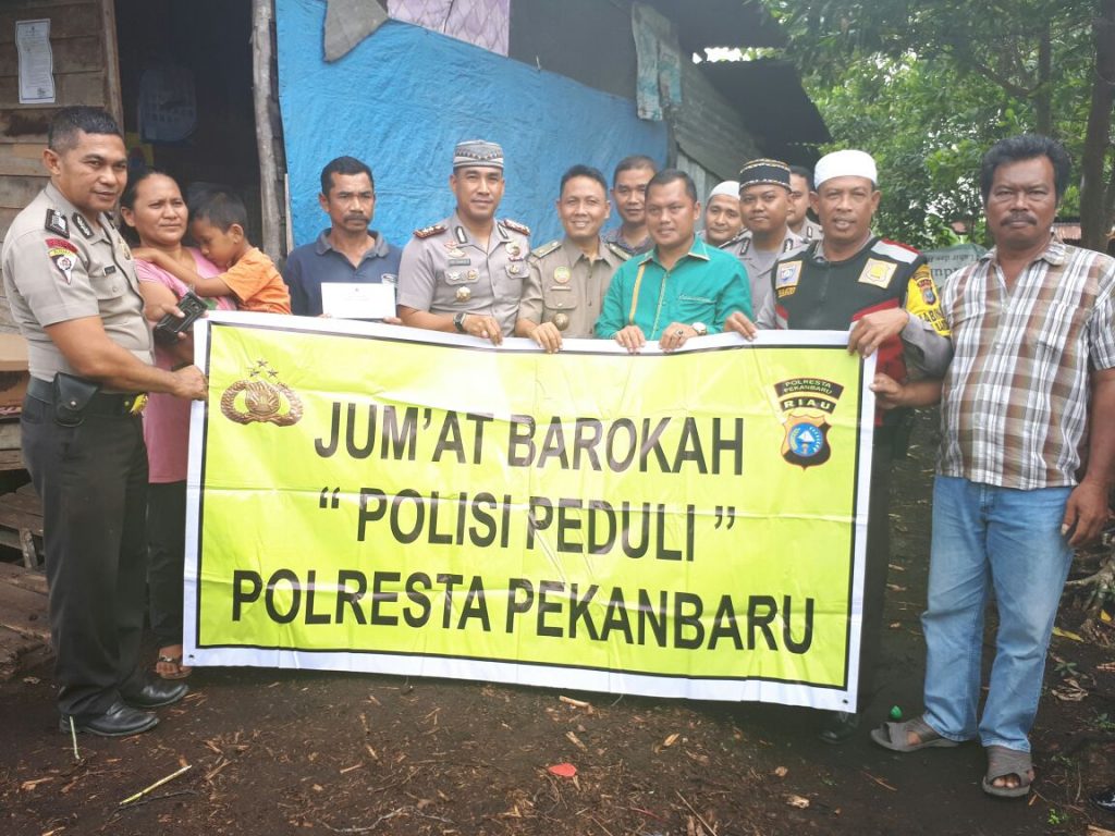 Jum’at Barokah, Polresta Pekanbaru Sambangi Keluarga Sudarsono