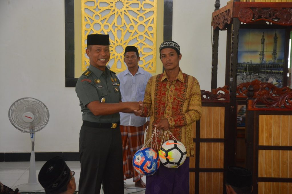 Peduli Kemajuan Olahraga, Korem 142 Tatag Mamuju Bantu Alat Olahraga