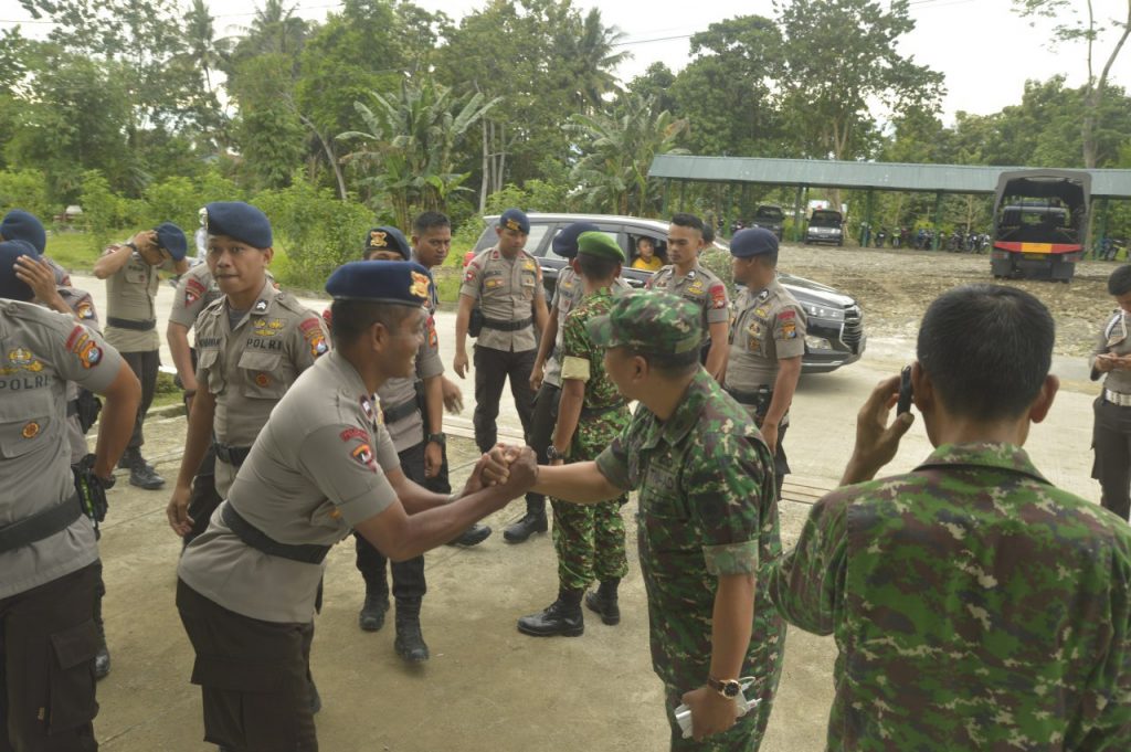 Mantap…!! TNI, Polri Dan Masyarakat Menyatu Dalam Baksos Korem 142 Tatag