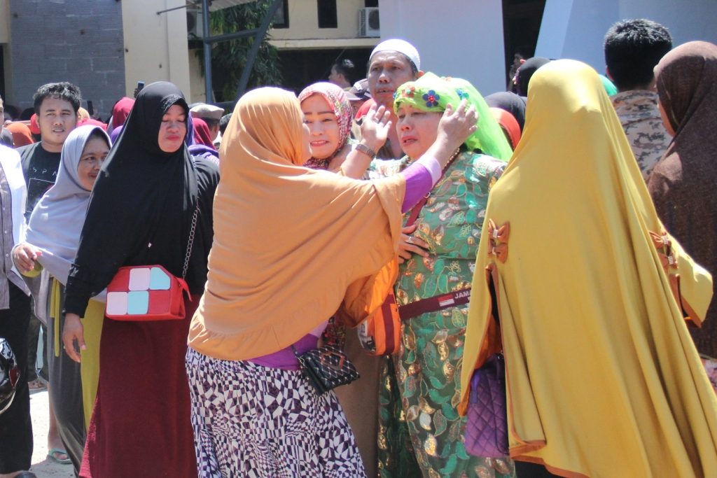 Mengharukan….!! Tangis Bahagia Sambut Kedatangan 262 Jamaah Haji Mamuju