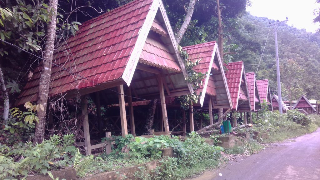 Memperihatinkan…!! Begini Kondisi Gasebo Di Wisata Kali Mamuju