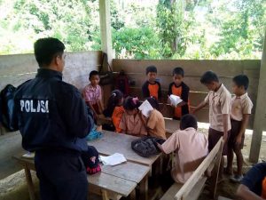 Luar Biasa…!! Demi Mencerdaskan Generasi Penerus Bangsa, Brigpol Marselius Nyambi Jadi Guru SD