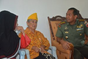 Jelang HUT TNI Ke 72, Danrem 142 Tatag Gelar Anjangsana Dengan Keluarga Pejuang Ahmad Kirang