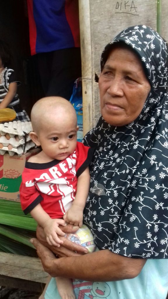 Miris…!! Untuk Bertahan Hidup, Nenek 70 Tahun Ini Menjual Atap Daun Nipa