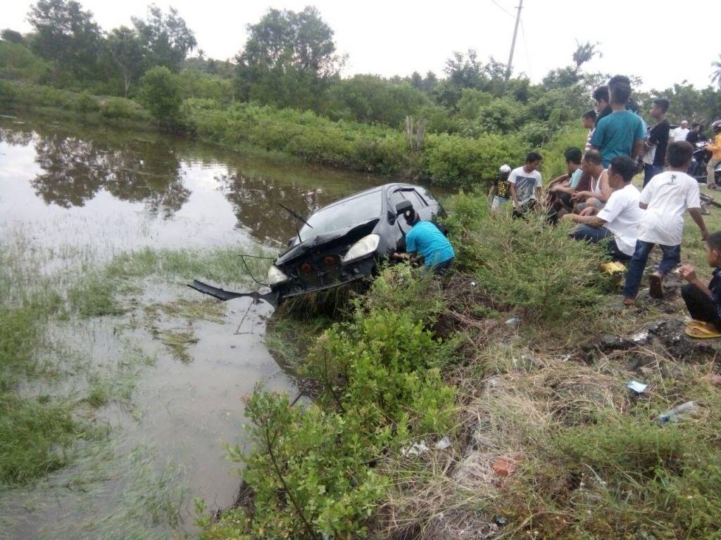 Wadduh….!! Sopir Ngantuk, Mobil Ini Terjun Kedalam Empang