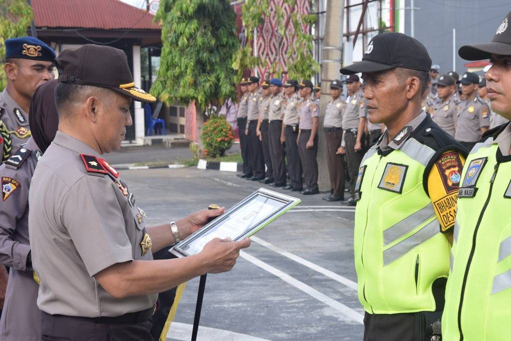 Kapolda Sulbar Berikan Reward Kepada Tiga Bhabinkamtibmas Yang Berprestasi