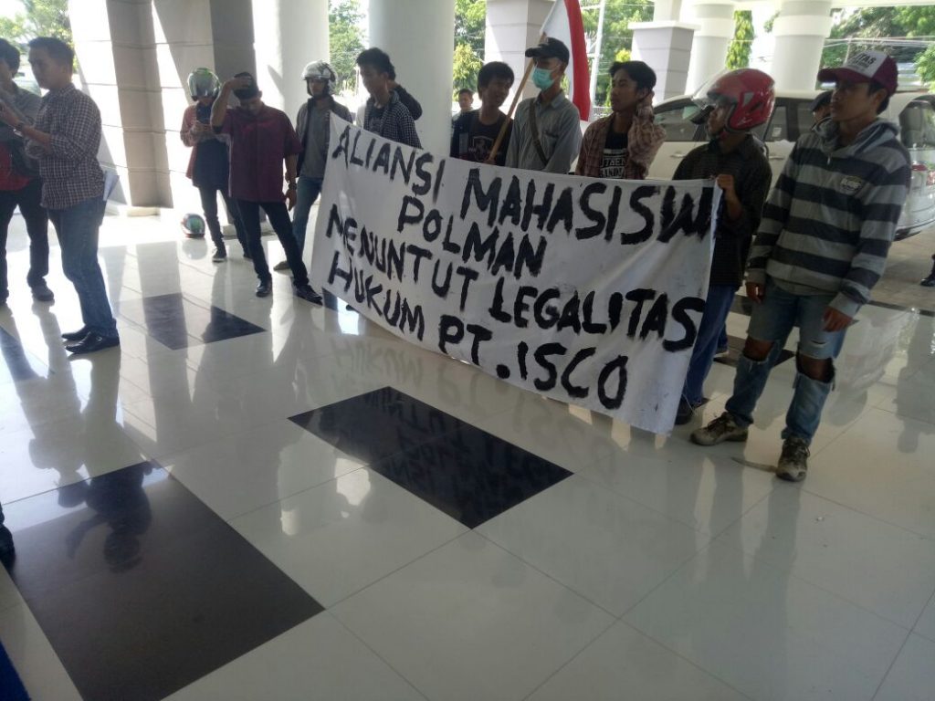 Puluhan Mahasiswa Gelar Aksi Unjuk Rasa Di Depan Kantor DPRD Polman, Ini Tuntutanya