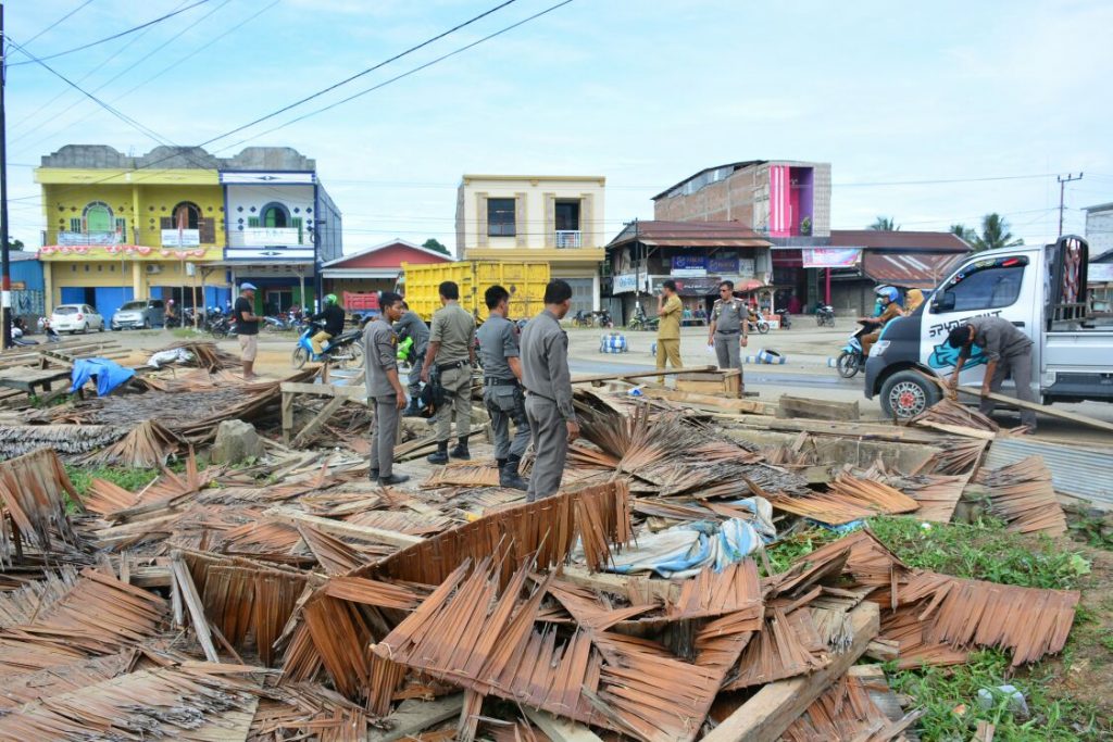 Jelang HUT Mateng Ke 5, Satpol PP Tertibkan Kios Dikawasan Terminal Benteng