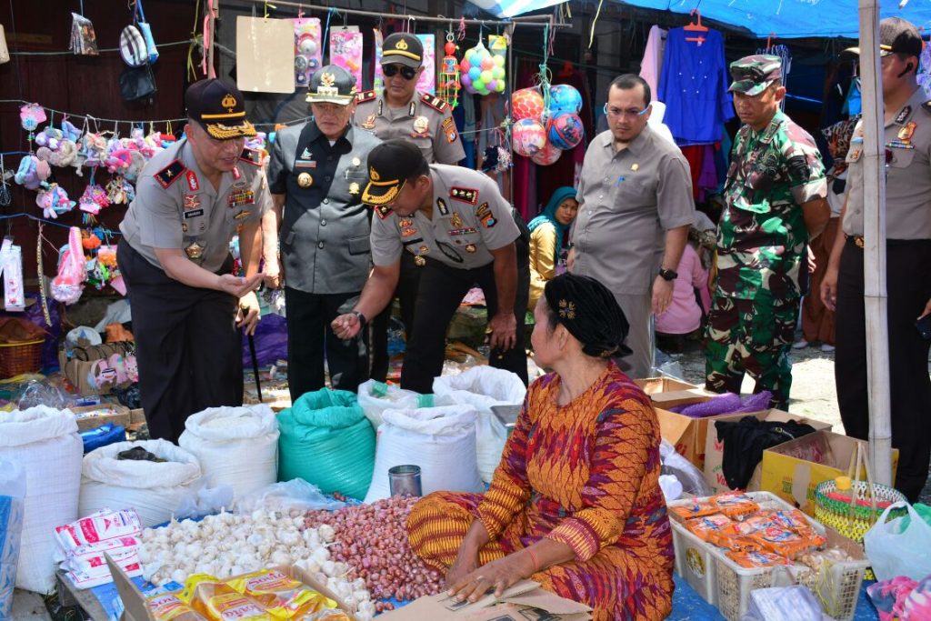 Di Dampingi Bupati Mateng, Kapolda Sulbar Pantau Harga Sembako Di Pasar Topoyo
