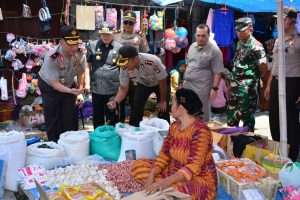 Di Dampingi Bupati Mateng, Kapolda Sulbar Pantau Harga Sembako Di Pasar Topoyo