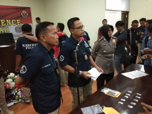 Doorrr…..!! Timah Panas Bersarang Di Kaki Pengedar Sabu Yang Mencoba Melarikan Diri