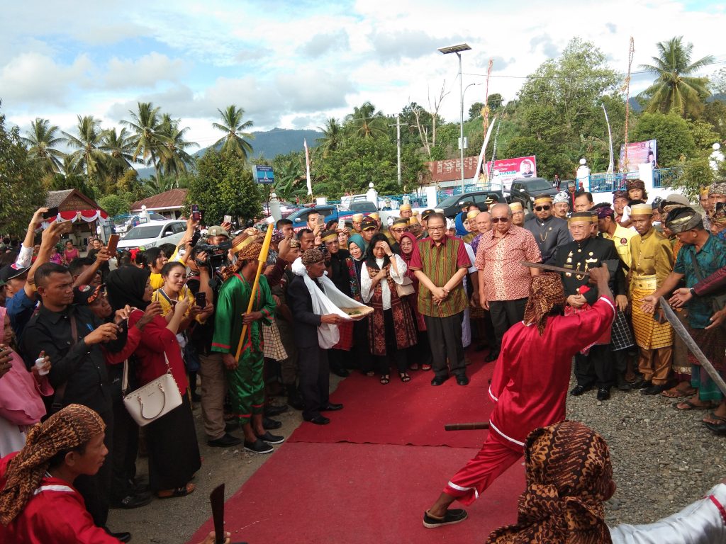 Tiba Dimateng, Menteri Koperasi Disambut Tarian Mammose