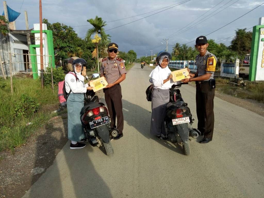 Begini Bentuk Penghargaan Kapolsek Topoyo Bagi Pengendara Yang Lengkap