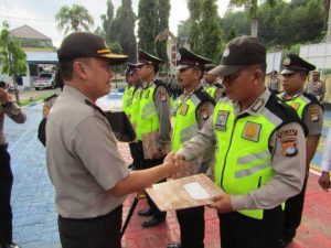 10 Personil Polres Majene Dapat Reward Dari Kapolres Majene