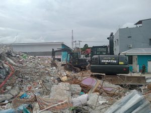 Kerjasama TNI, Dinas PU Sulbar Bersihkan Reruntuhan Bangunan