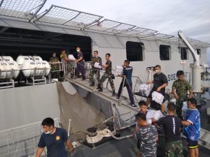 Peduli Kesehatan, Kepala Staf TNI AL Serahkan 500 Unit APD Kepada Nakes di Mamuju