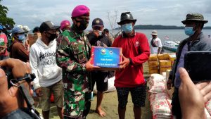 TNI AL Serahkan 190 Paket Bantuan Sembako Kepada Nelayan Terdampak Gempa di Mamuju