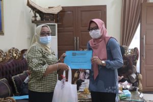 Serahkan 250 Paket Kebutuhan Wanita, Wagub Sampaikan Ini