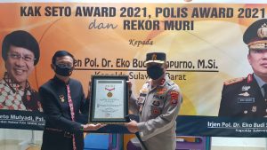 Kapolda Sulbar Diganjar 3 Penghargaan Sekaligus, Salah Satunya Dari MURI