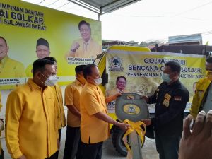 Peduli Korban Gempa, DPD Golkar Sulbar Serahkan Bantuan Penjernih Air