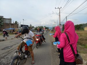 Bhayangkari Cabang Mateng Bagi-bagi Takjil