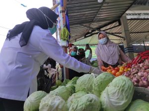 Pastikan Harga Aman Jelang Lebaran, Bupati Mamuju Kunjungi Pasar Lama Dan Pasar Baru