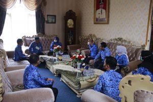 Sutinah Perintahkan Semua Gaji Tekon Dibayarkan Tanpa Kecuali