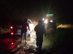 Babinsa Kodim 1428 Bersama Babinkamtibmas Buka Akses Jalan Yang Tertutup Longsor