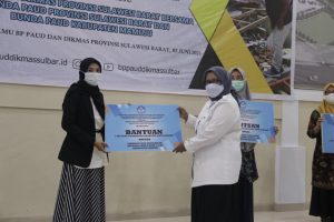 Songsong Pembelajaran Tatap Muka Terbatas, Kepala BP PAUD Sulbar Serahkan APE Indoor Kepada 23 Lembaga PAUD