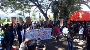 Puluhan Massa Gelar Aksi Unras Di Kantor Gubernur Sulbar