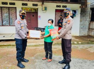 Polres Mamuju Tengah Bagikan Sembako Kepada Warga Terdampak Penerapan PPKM