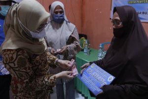 Kunker Perdana ke Pasa’bu, Bupati Serahkan BLT dan Bantuan Beras PPKM