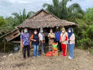 Gercep, Kadis Sosial Mateng Langsung Datangi Lansia Yang Sedang Memungut Beras Dipinggir Jalan