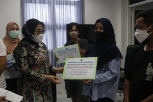 Bupati Mamuju Serahkan Bantuan Kepada Korban Kebakaran