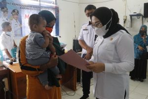 Pastikan Tidak Ada Potongan, Sutinah Pantau Penyaluran BLT di Desa Salokayu