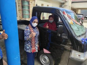 Sutinah Serahkan Satu Unit Mobil Kepada Kelompok Usaha Sipatuo