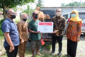 Serahkan Bantuan Untuk Penyandang Disabilatas Dan Lansia, Arwan Aras Sampaikan Ini